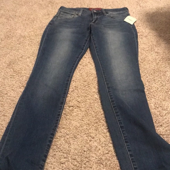LUCKY BRAND regular 2/26 sized jeans. Tag still on, never worn. - Picture 2 of 6